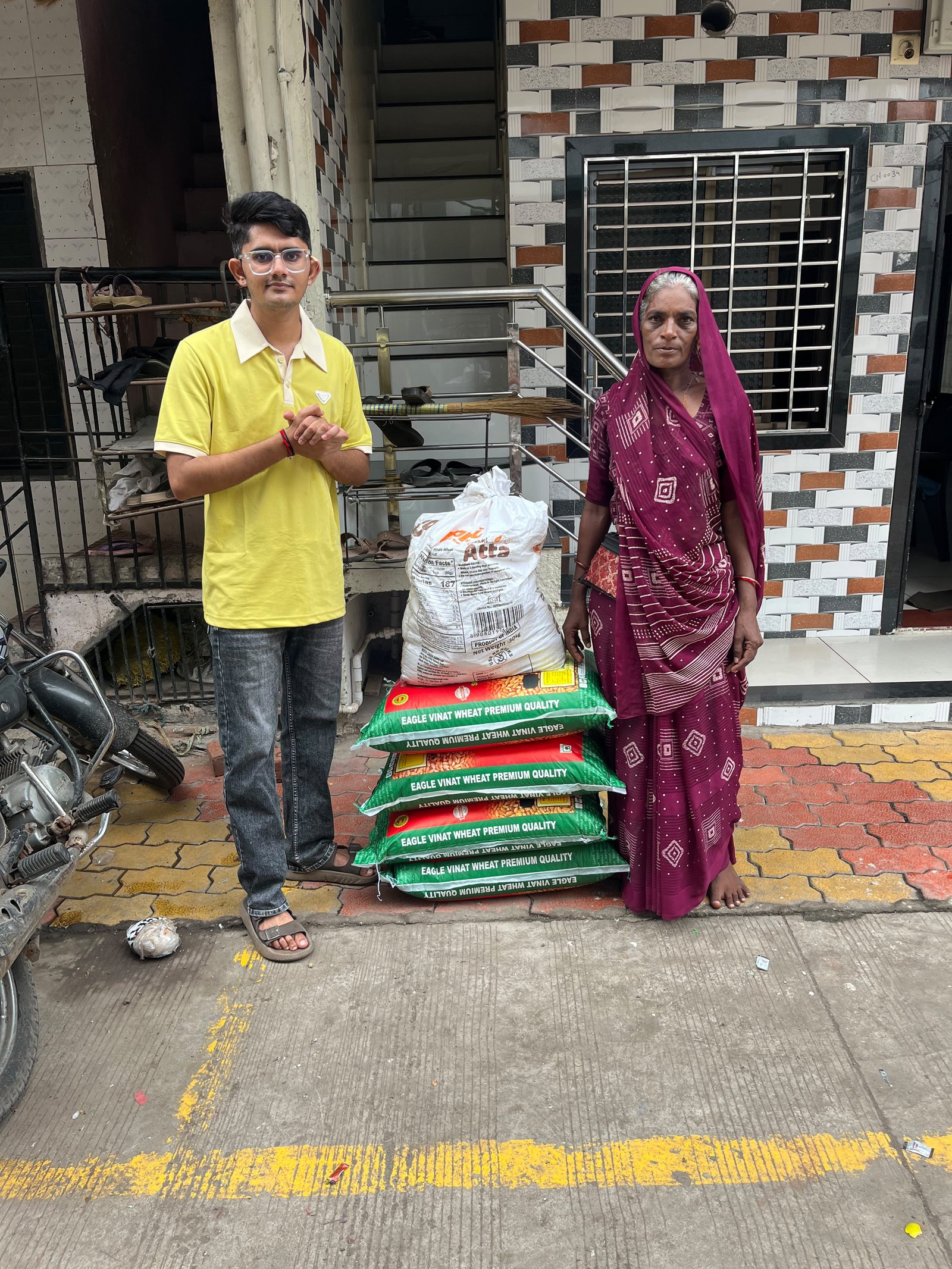 ચાલો સાથે મળીને કોઈના જીવનમાં ખુશીઓ ભરીએ.